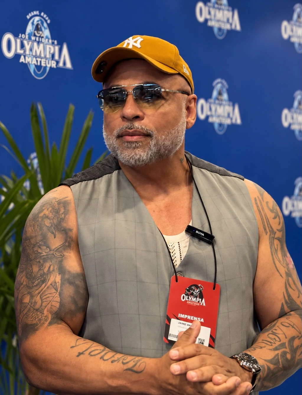 Jaime Marcelo nos bastidores do Mr. Olympia Brasil, usando um colete cinza